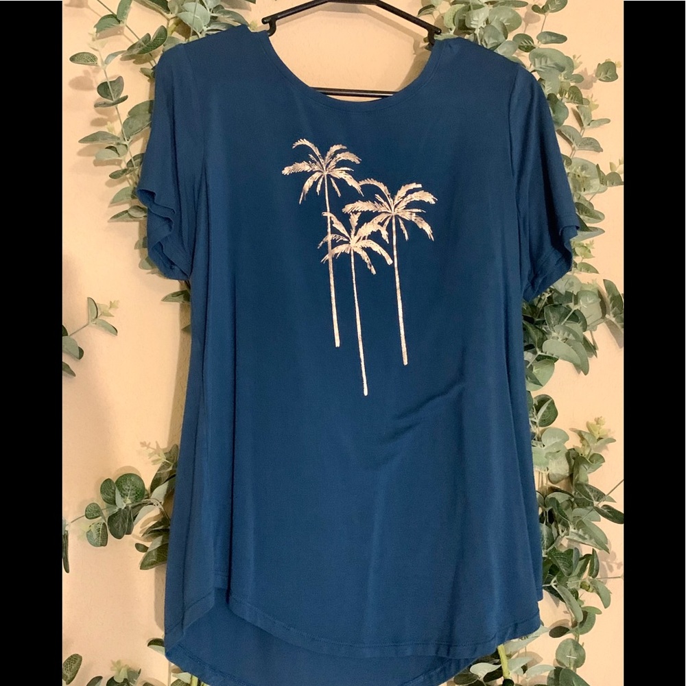 navy blue tee with gold palm trees 💙🌴